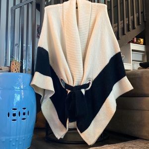 Rag & bone cream and black sweater in merino wool. Size OS